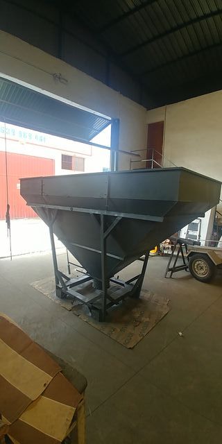 Tolva metálica para almacenamiento