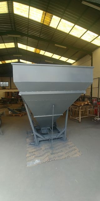 Tolva metálica para almacenamiento