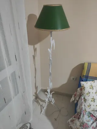 Lámpara de pie de hierro verde