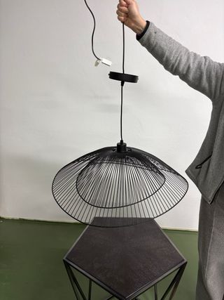 Lámpara colgante de metal negra