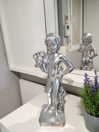 Figura de ángel plateada