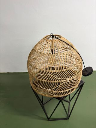 Lámpara de ratán y metal