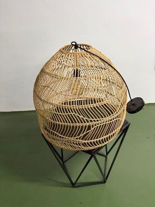 Lámpara de ratán y metal