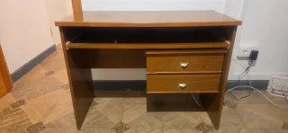 Escritorio de madera con cajones