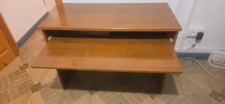 Escritorio de madera con cajones