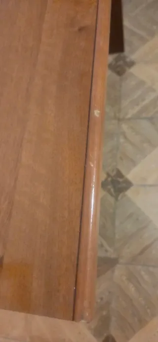 Escritorio de madera con cajones