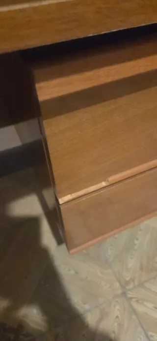 Escritorio de madera con cajones