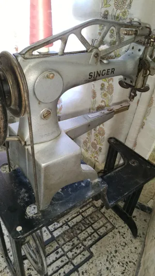 Máquina de coser SINGER antigua