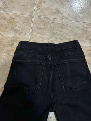 Pantalones vaqueros Bershka negros acampanados