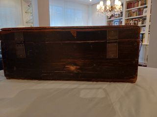 Caja china roja con flores