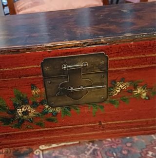 Caja china roja con flores