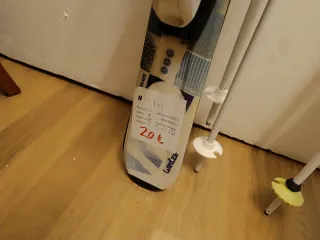 Esquís y bastones infantiles.