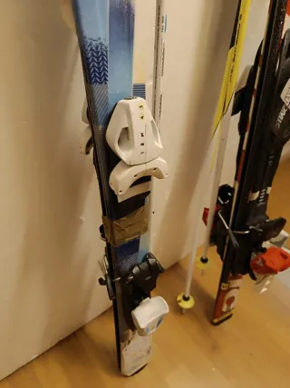 Esquís y bastones infantiles.