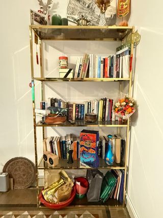 Estantería dorada elegante