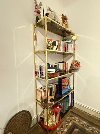 Estantería dorada elegante