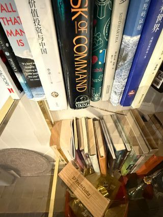 Estantería dorada elegante