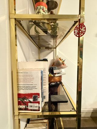 Estantería dorada elegante