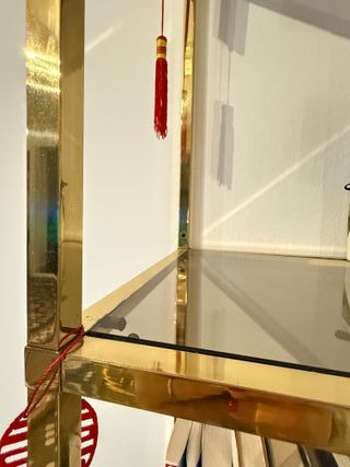 Estantería dorada elegante