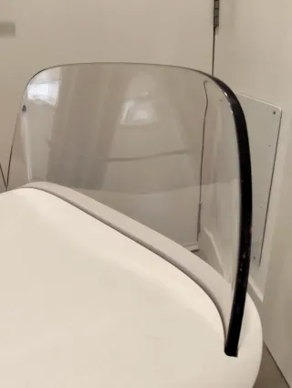 Taburete blanco y transparente