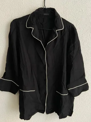 Camisa pijama Oysho negra con ribete blanco