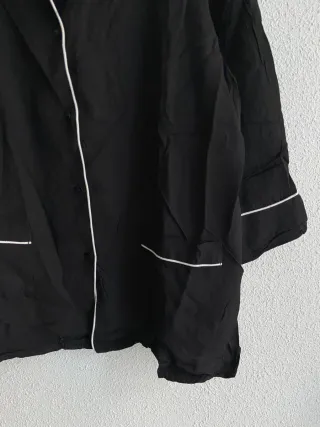 Camisa pijama Oysho negra con ribete blanco