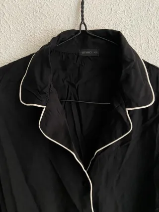 Camisa pijama Oysho negra con ribete blanco