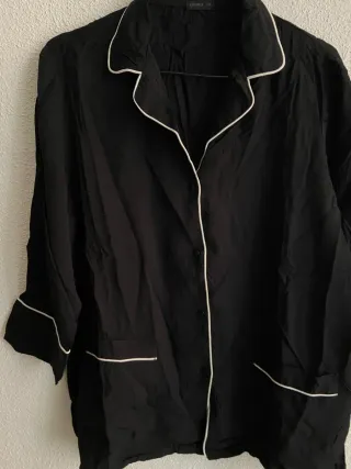 Camisa pijama Oysho negra con ribete blanco