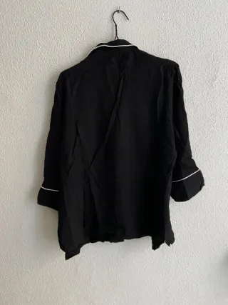 Camisa pijama Oysho negra con ribete blanco