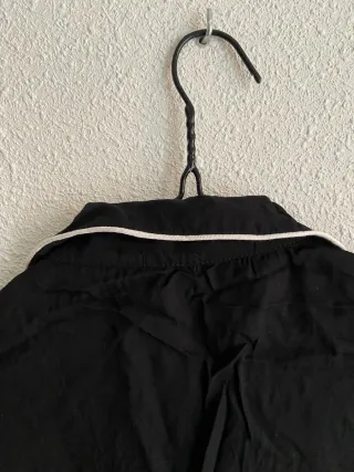 Camisa pijama Oysho negra con ribete blanco