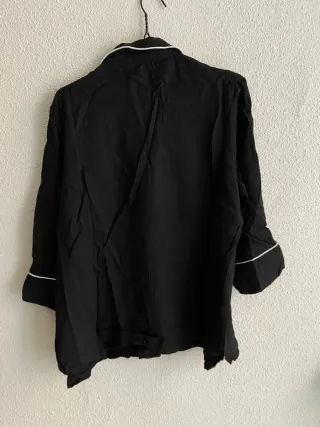 Camisa pijama Oysho negra con ribete blanco