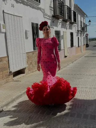 Vestido de gitana rosa con lunares rojos