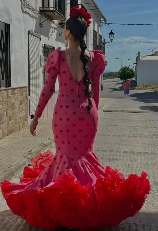 Vestido de gitana rosa con lunares rojos