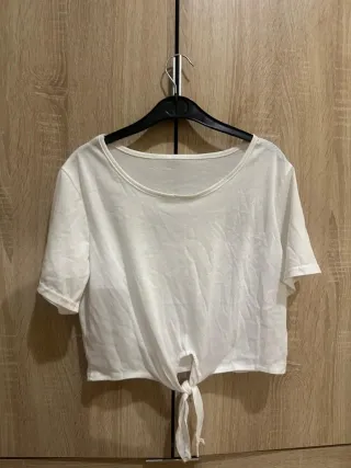 Camiseta blanca corta anudada