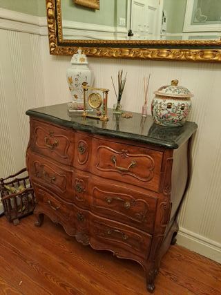 Cómoda antigua de madera con mármol