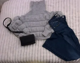 Conjunto Jersey Gris, Vaqueros Azules y bolso