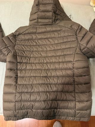 Abrigo plumífero marrón ligero