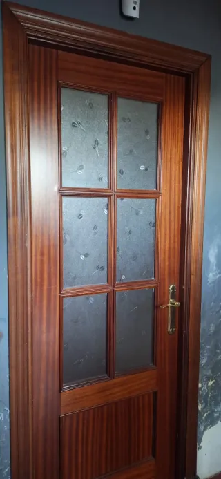 Puerta de madera con cristal