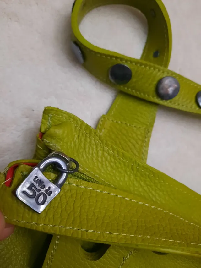 Bolso verde de cuero