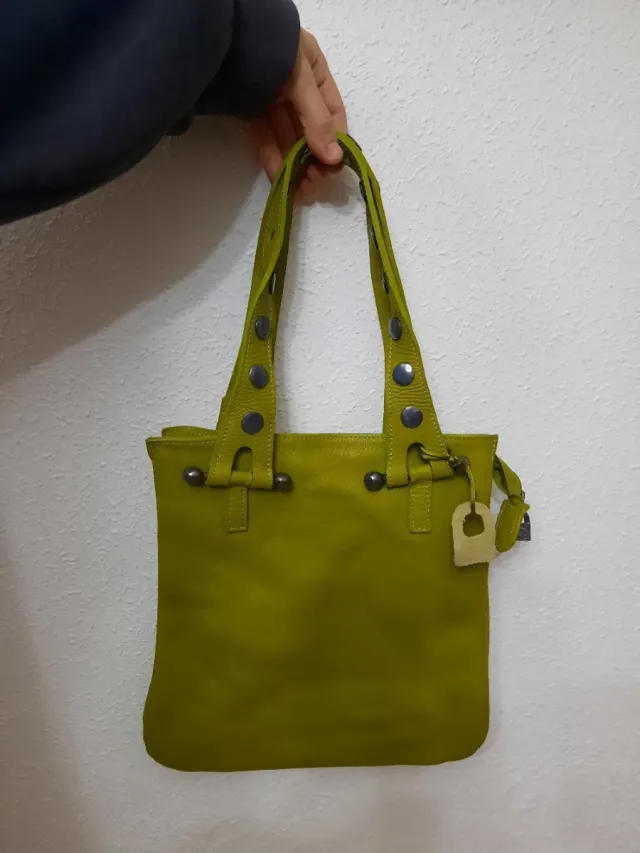 Bolso verde de cuero
