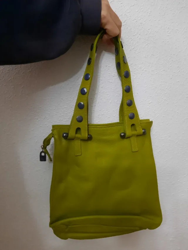Bolso verde de cuero