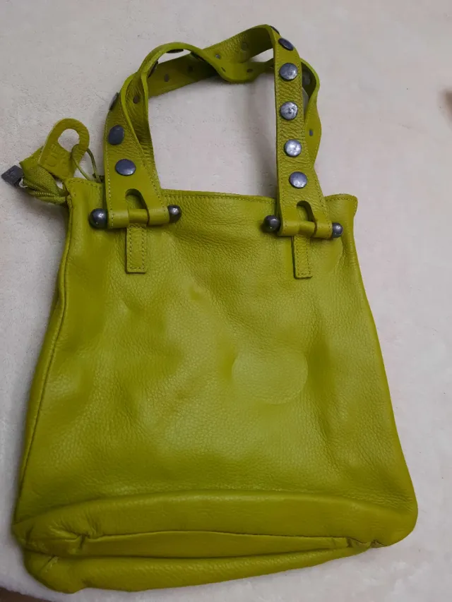 Bolso verde de cuero