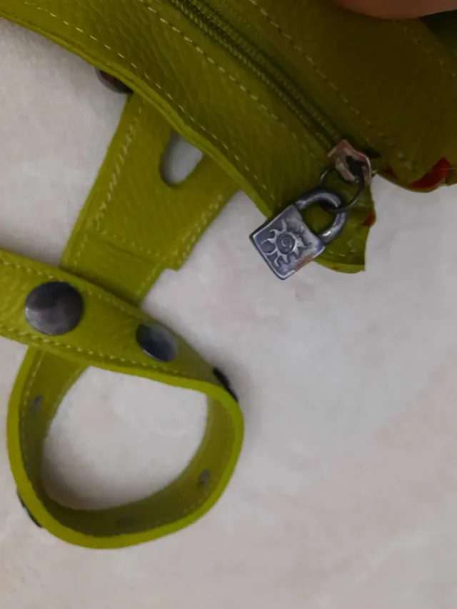 Bolso verde de cuero