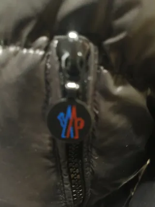 Piumino donna con cappuccio colore nero