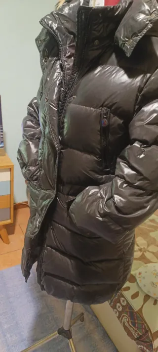 Piumino donna con cappuccio colore nero