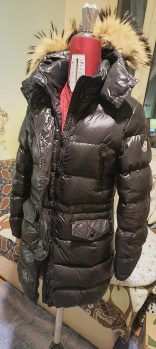 Piumino donna con cappuccio colore nero