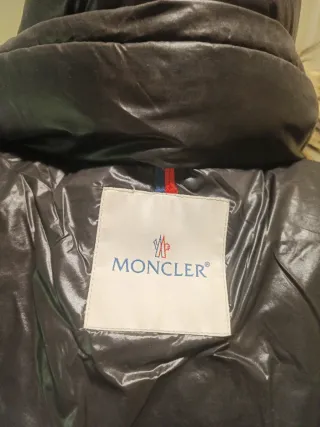 Piumino donna con cappuccio colore nero