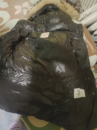 Piumino donna con cappuccio colore nero