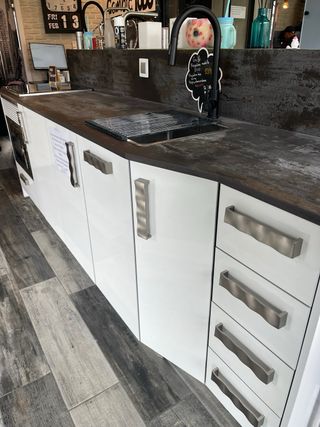Muebles de cocina blancos y encimera