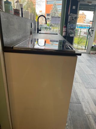 Muebles de cocina blancos y encimera