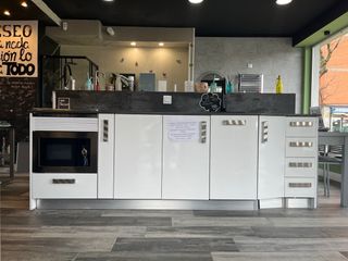 Muebles de cocina blancos y encimera